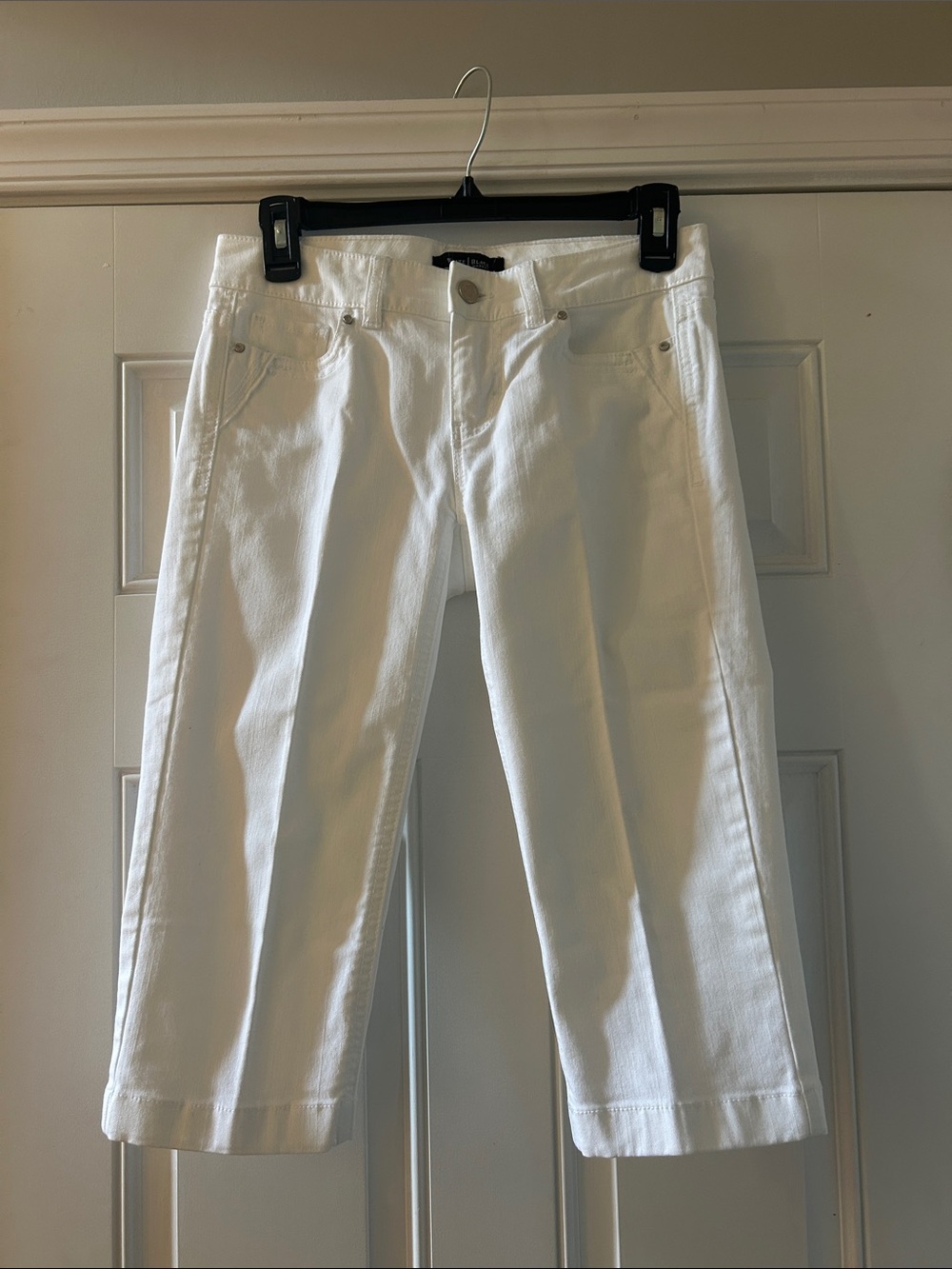 White House Black Market White Cropped Straight Jeans